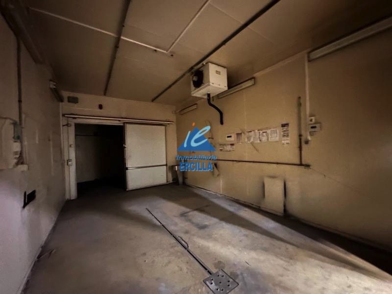 Nave industrial con cámaras de congelación